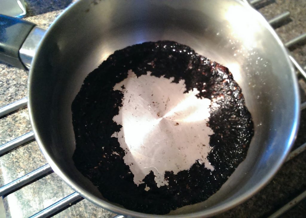 padella in acciaio inossidabile bruciata