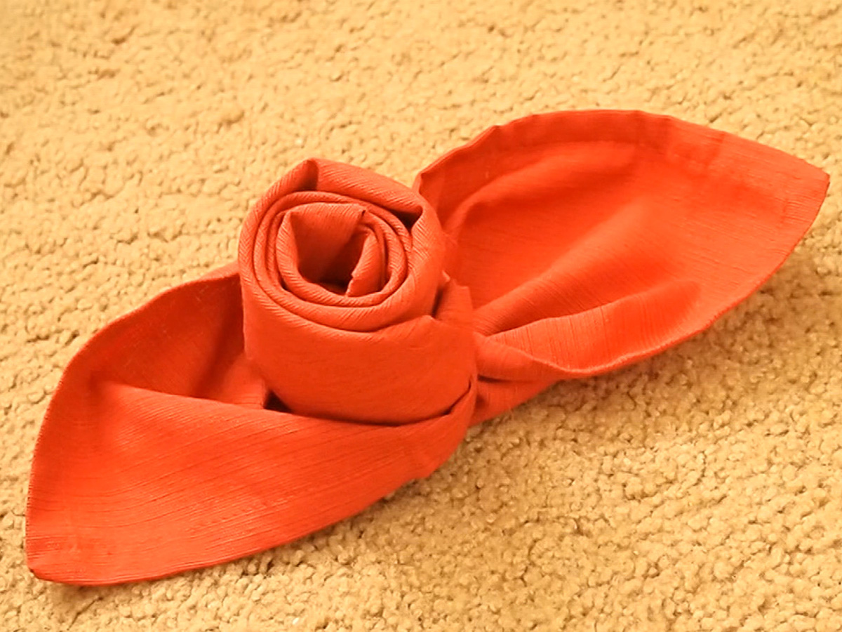 Serviette in Form einer Rose