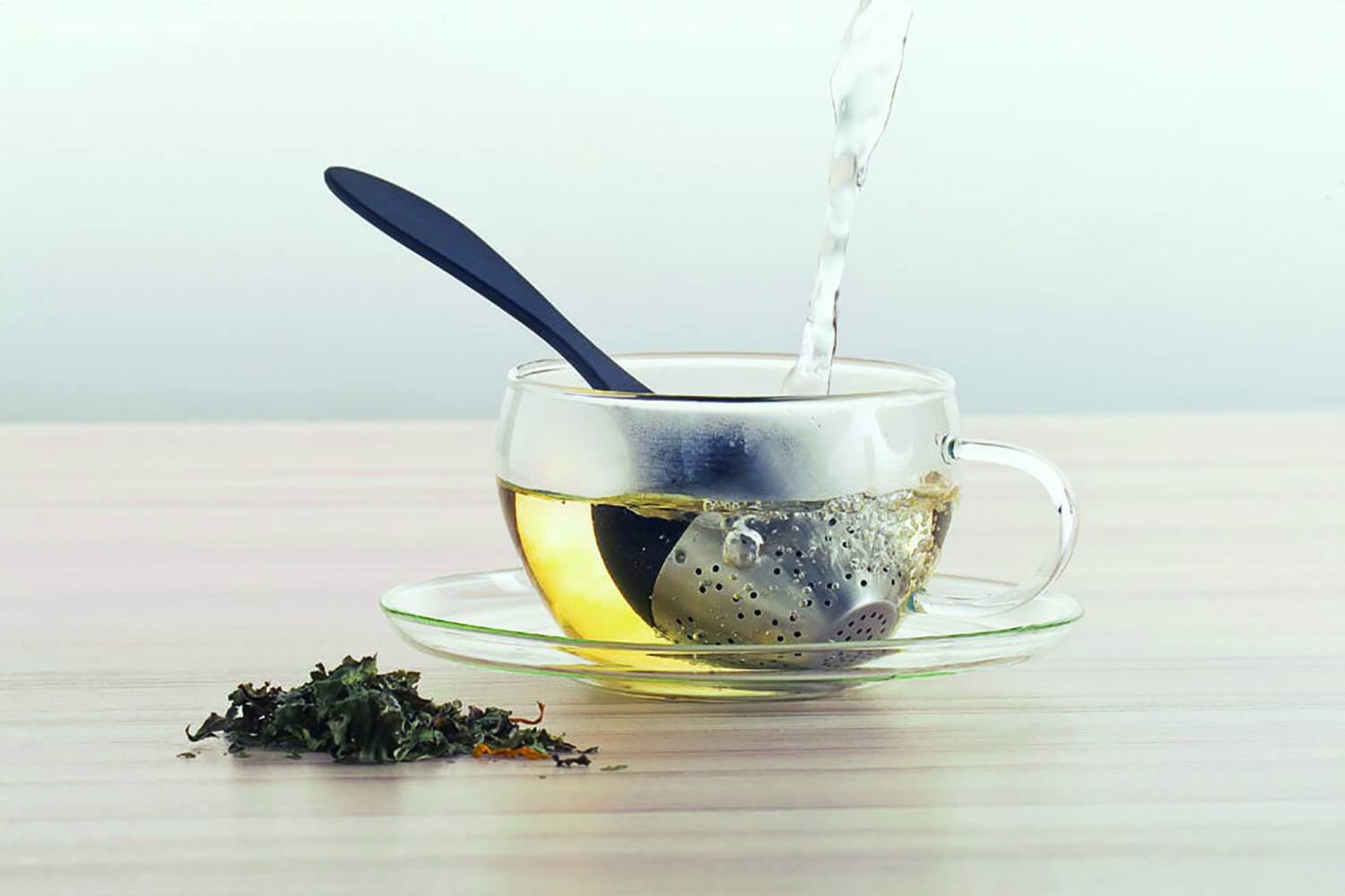 Colino da tè in una tazza