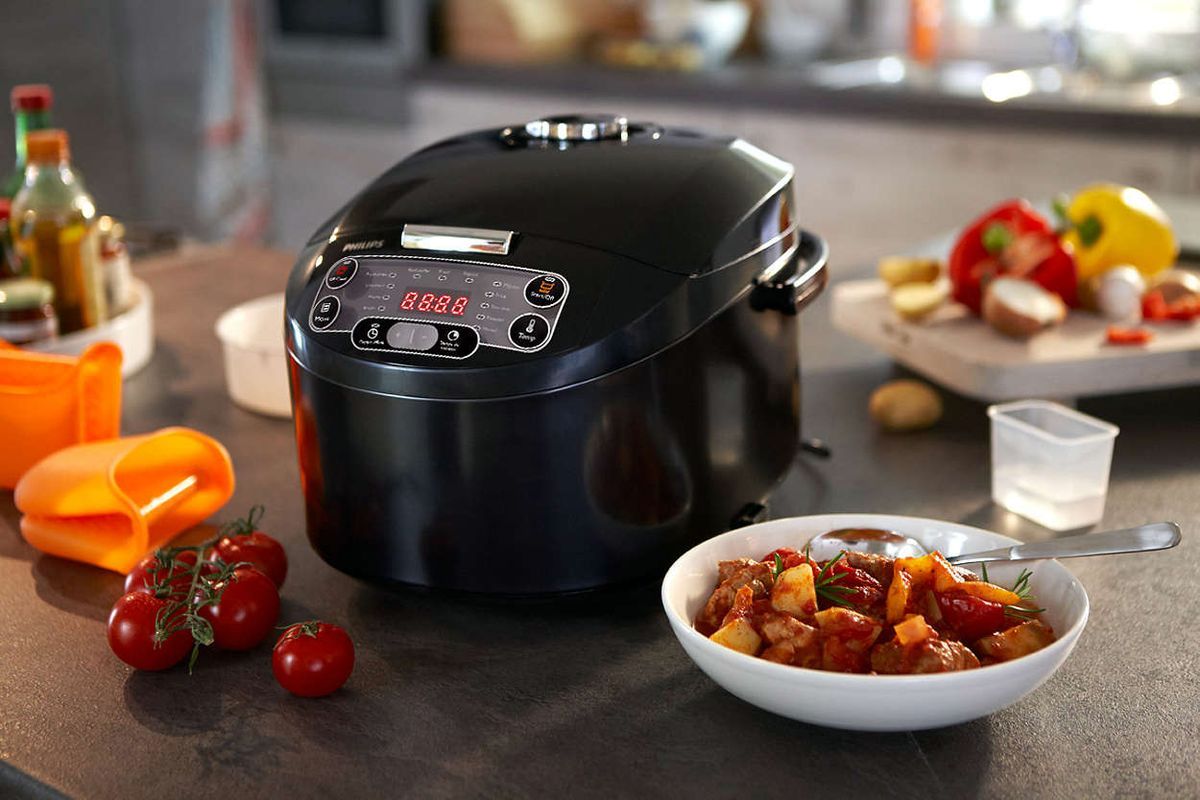 multicooker sul tavolo foto