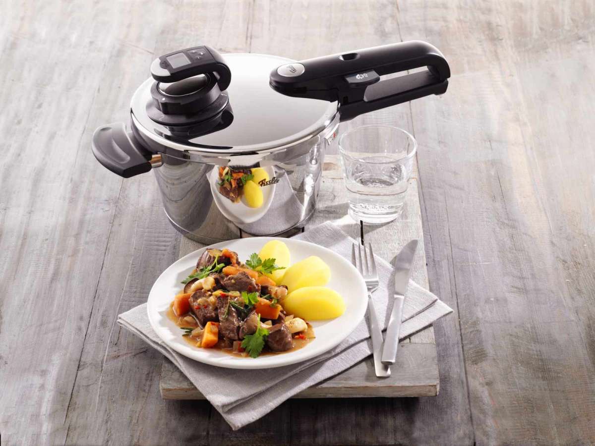 pentola a pressione con carne e verdure