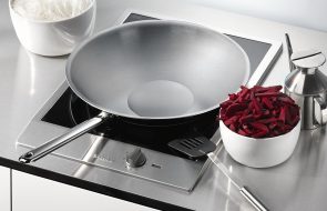 Foto di padella wok a induzione