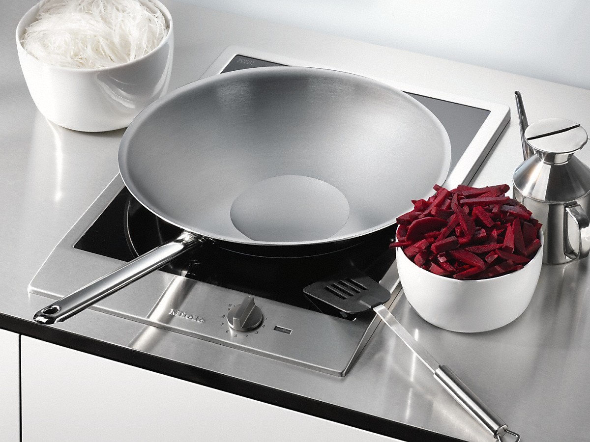 Foto di padella wok a induzione