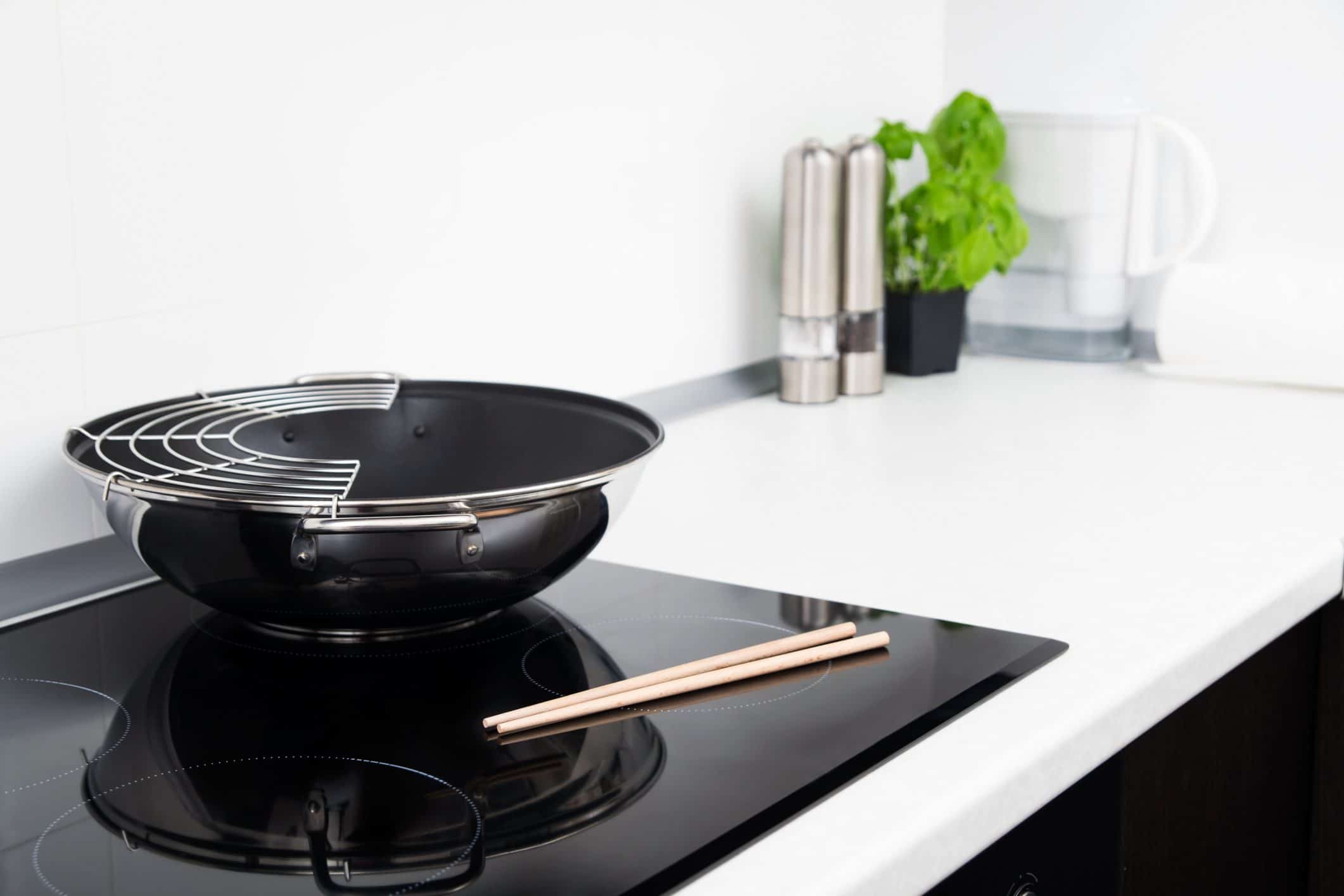 Foto di una padella wok sul fornello