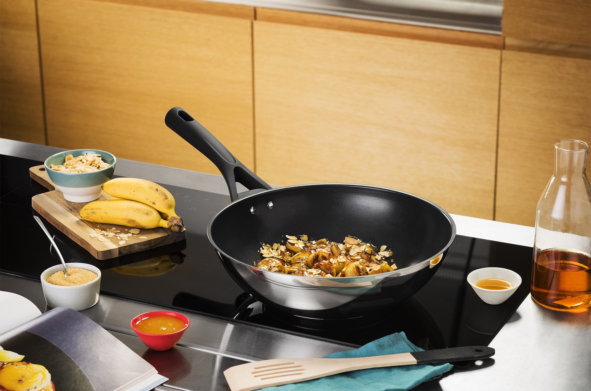 Padella wok con cibo sul fornello