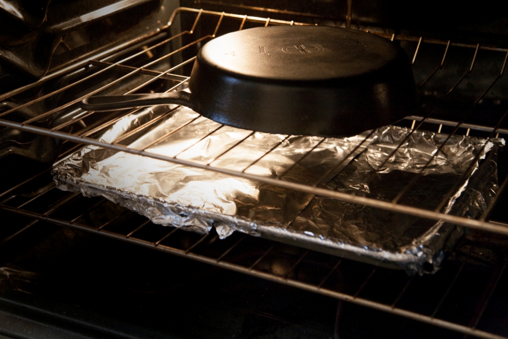 padella di ghisa nel forno