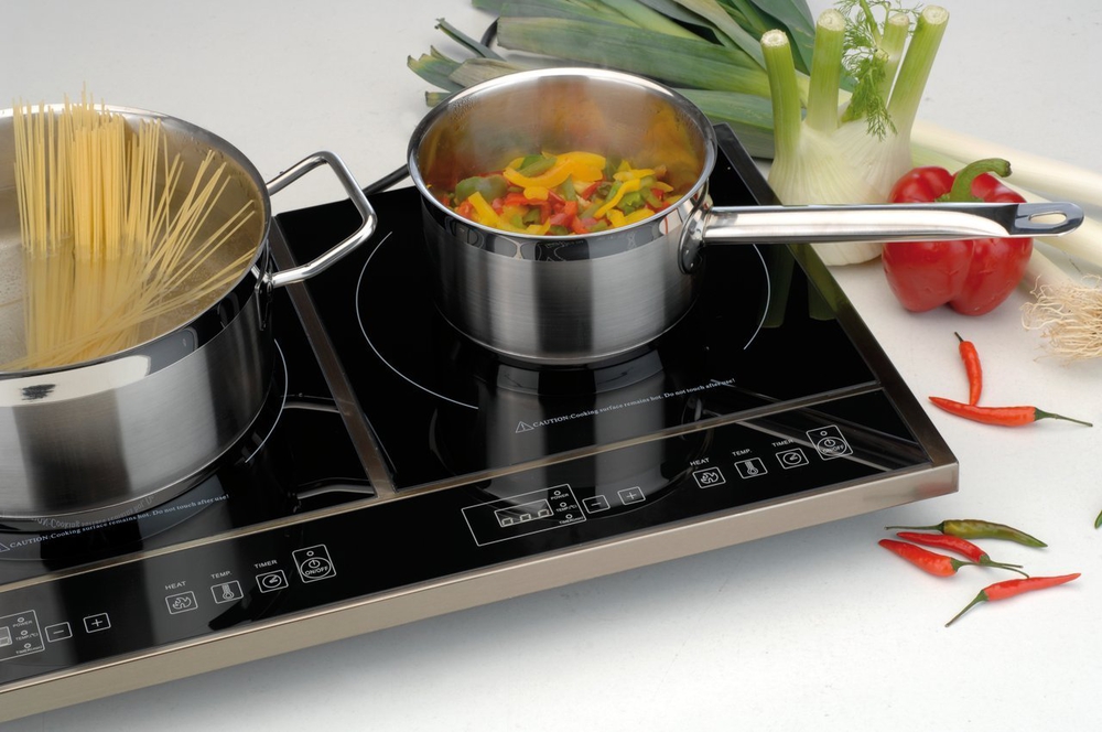 padella sul piano cottura a induzione