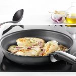 padella sul piano cottura a induzione