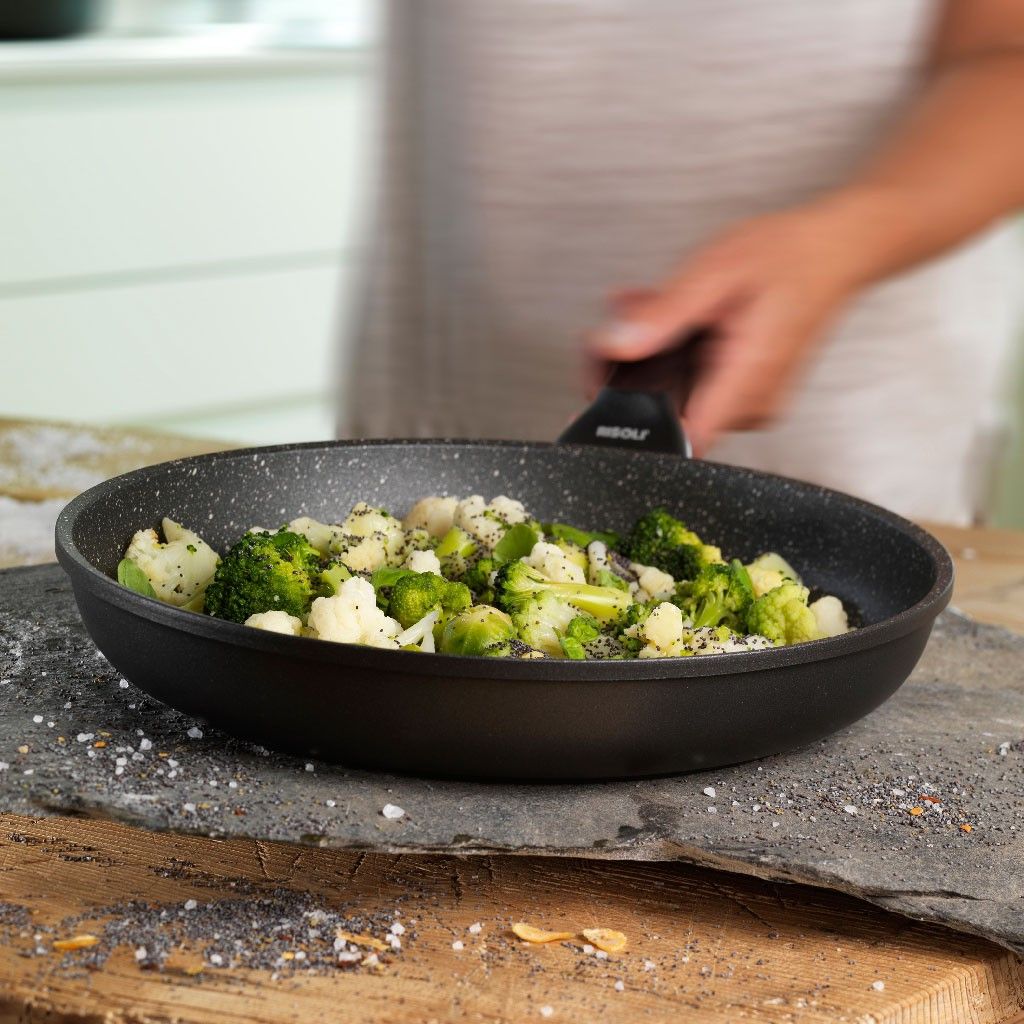 padella rivestita in pietra in cucina
