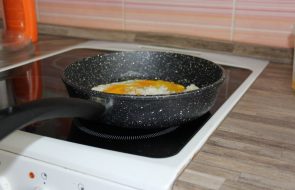 padella rivestita in pietra sul fornello