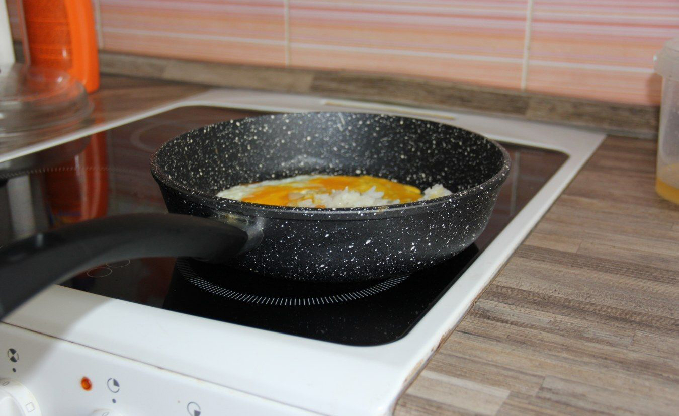padella rivestita in pietra sul fornello