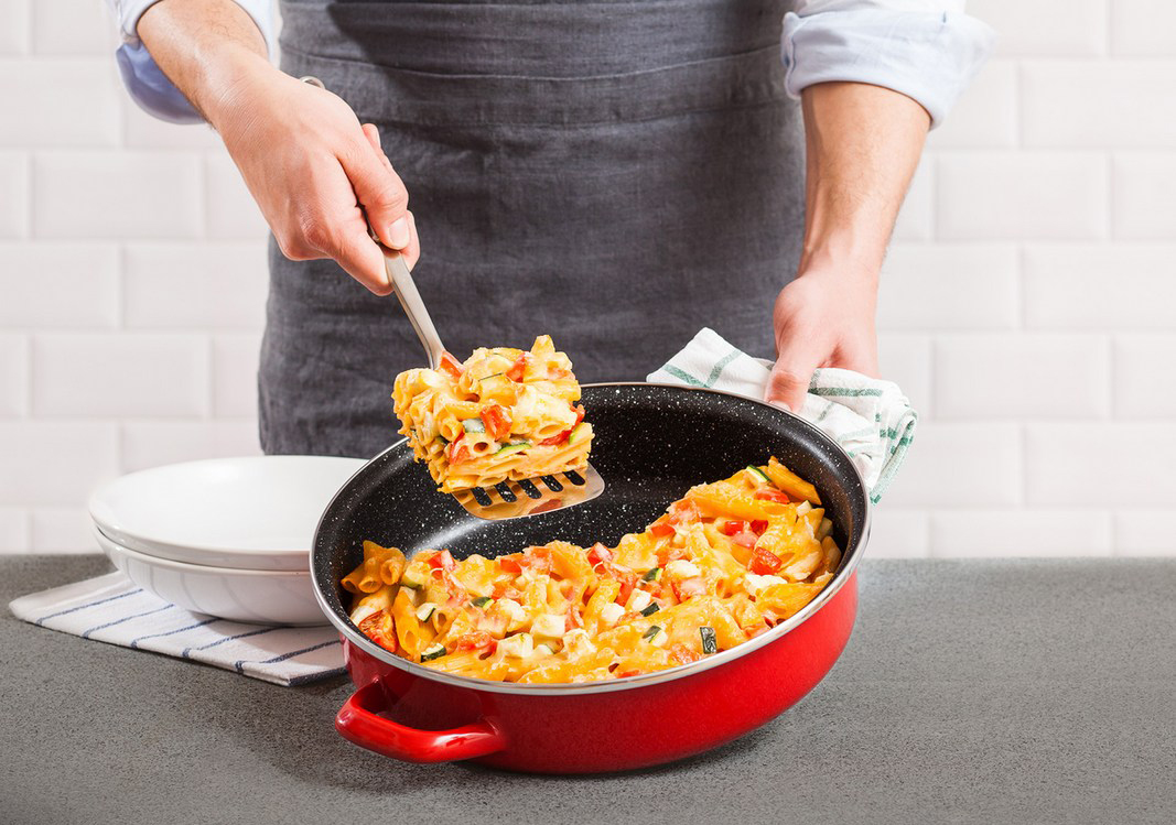 Padella di pietra con cibo