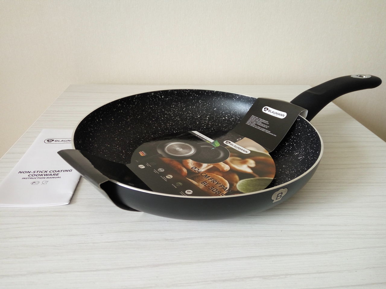 padella di marmo sul tavolo
