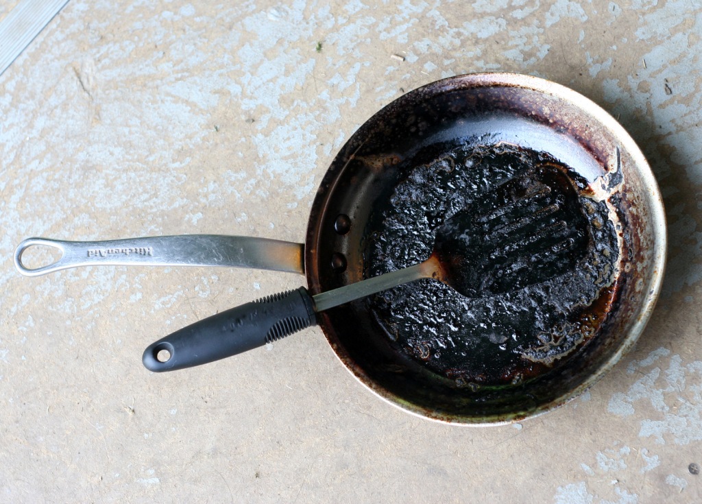 padella con depositi di carbonio