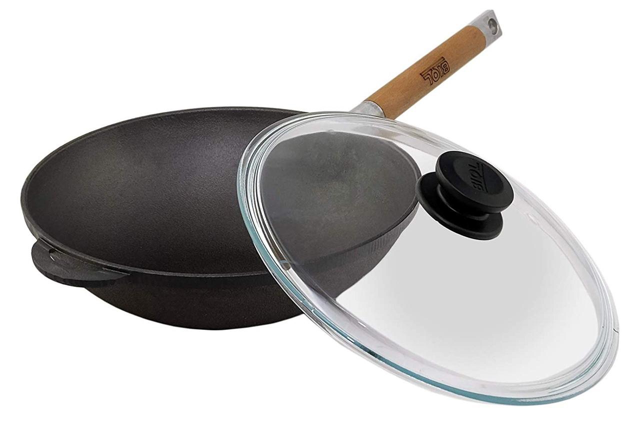 Foto di una padella wok in ghisa