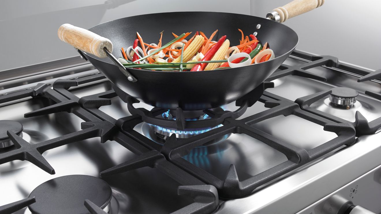 Padella wok sul fornello