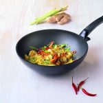 padella wok con cibo