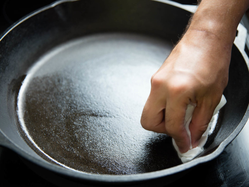 ungere la padella con l'olio
