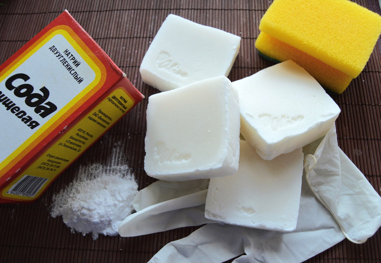 bicarbonato di sodio e detersivo per bucato per pulire padelle e pentole