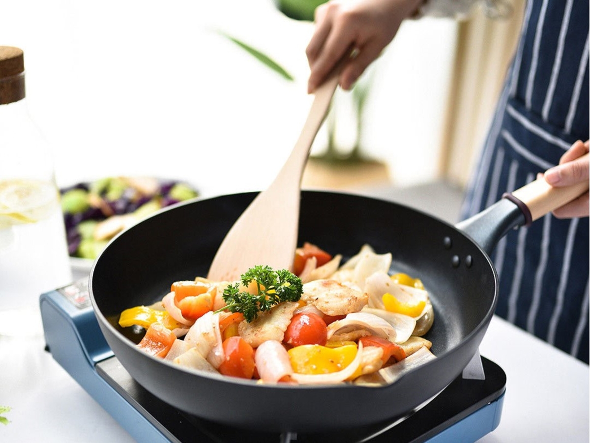 padella in teflon con cibo