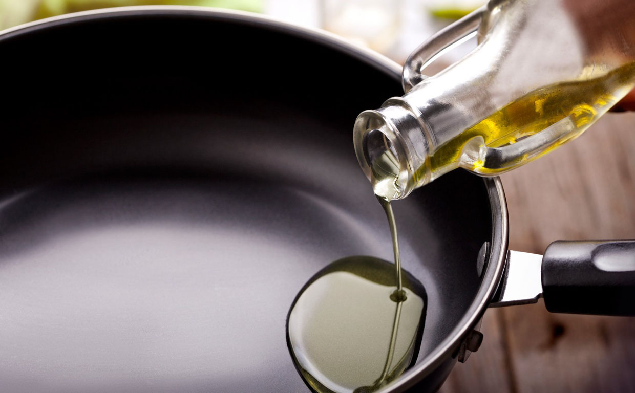 Padella in teflon con olio