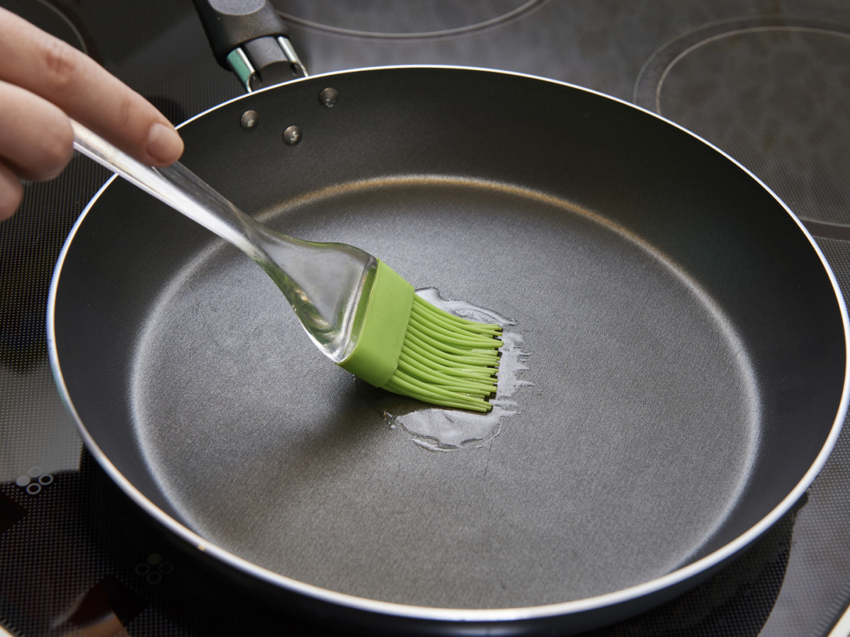 Padella in teflon unta con olio
