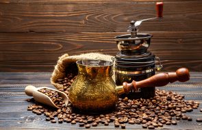 Turco con il caffè sul tavolo
