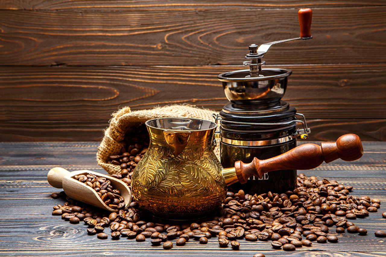 Turco con il caffè sul tavolo