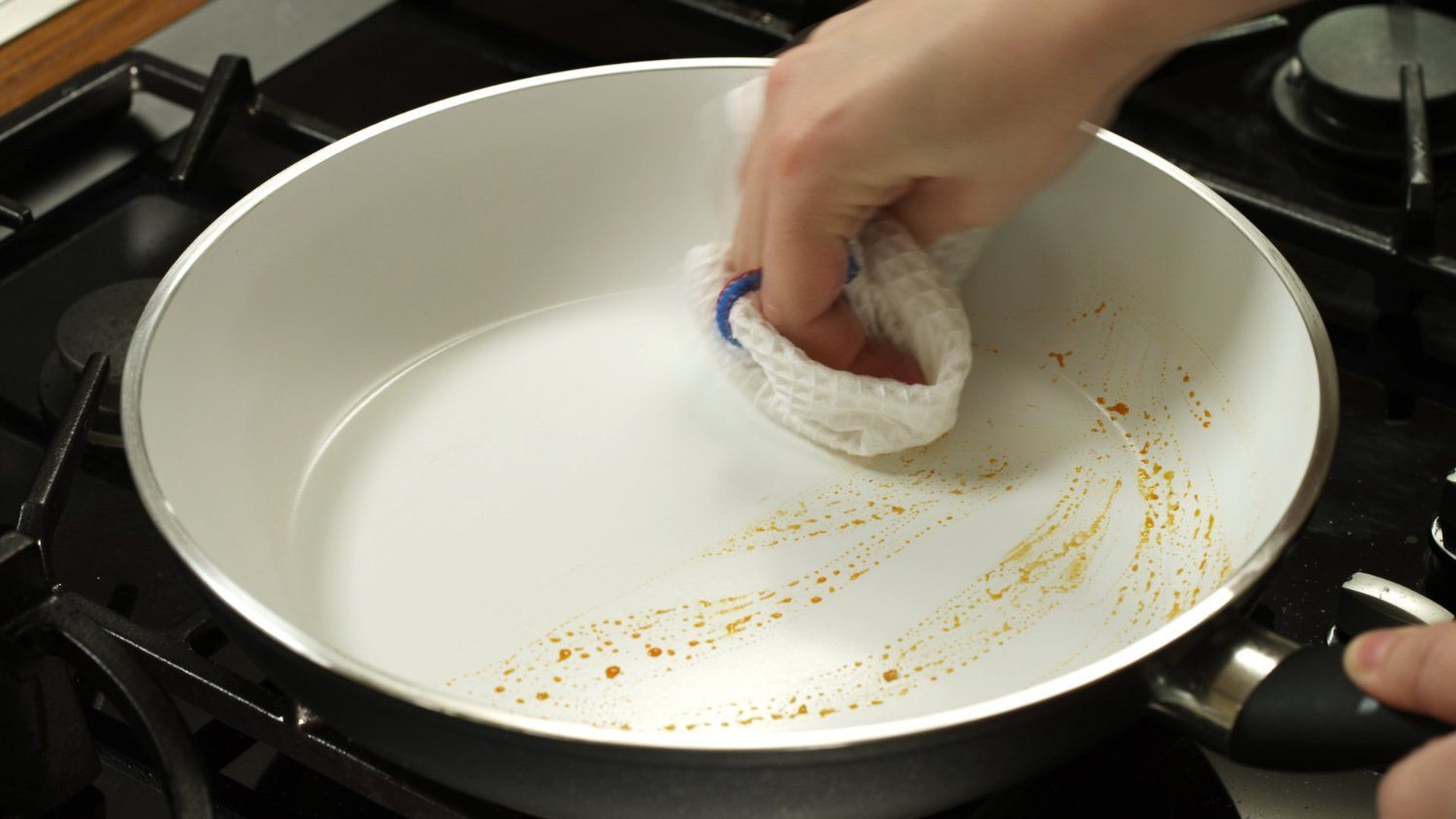 Cura di una padella in ceramica