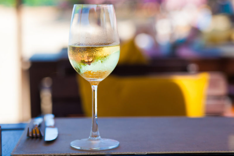 un bicchiere di vino bianco sul tavolo
