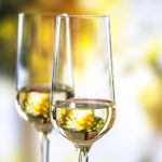 che aspetto hanno i bicchieri da vino bianco