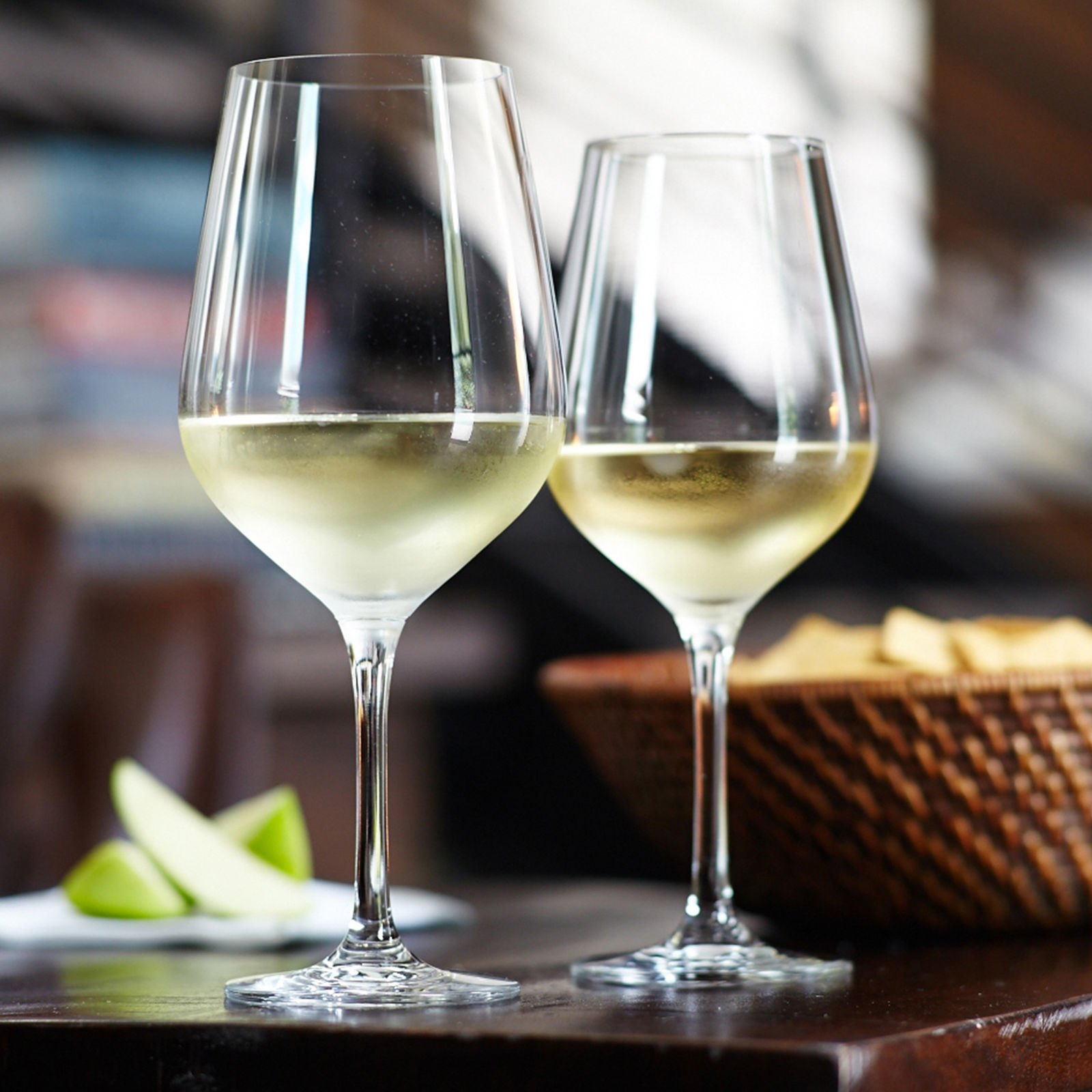 bicchieri di vino bianco foto