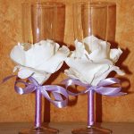 bicchieri con petali di rosa