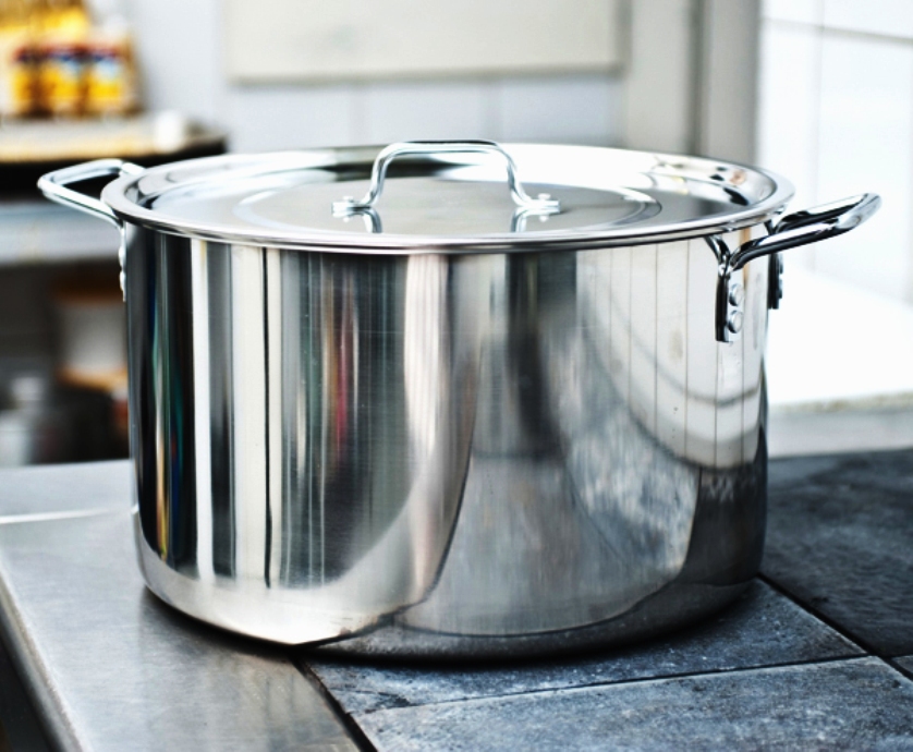 una pentola grande in cucina