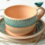 tazza di argilla con ornamento