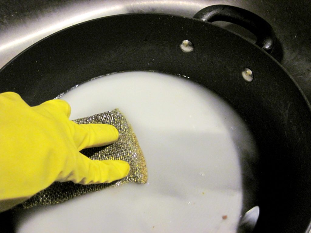 pulizia delle padelle in teflon