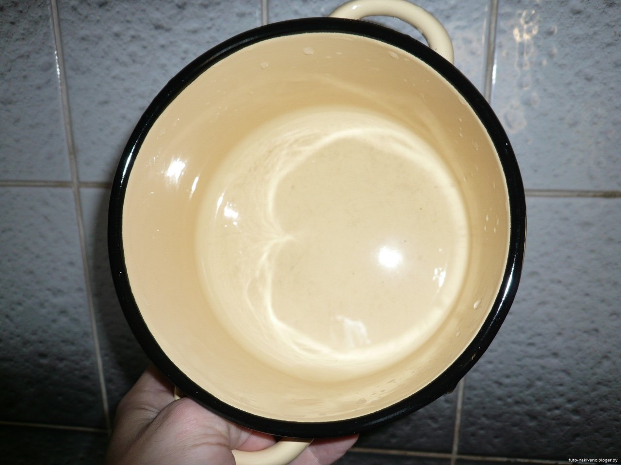 pulire una pentola di ceramica