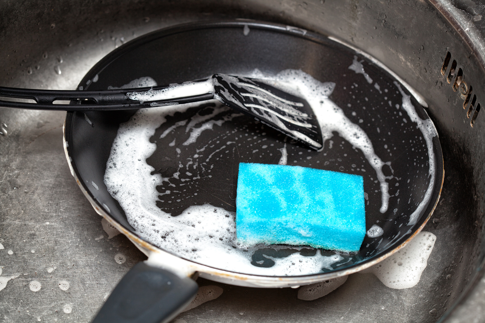 pulire una padella con detersivo