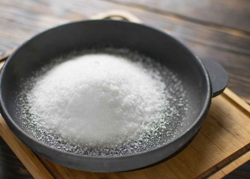 pulire una padella con il sale