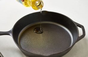 padella di ghisa con olio