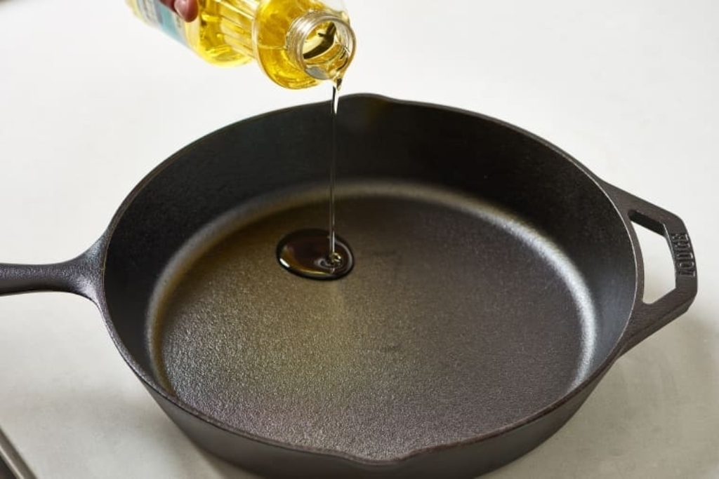 padella di ghisa con olio