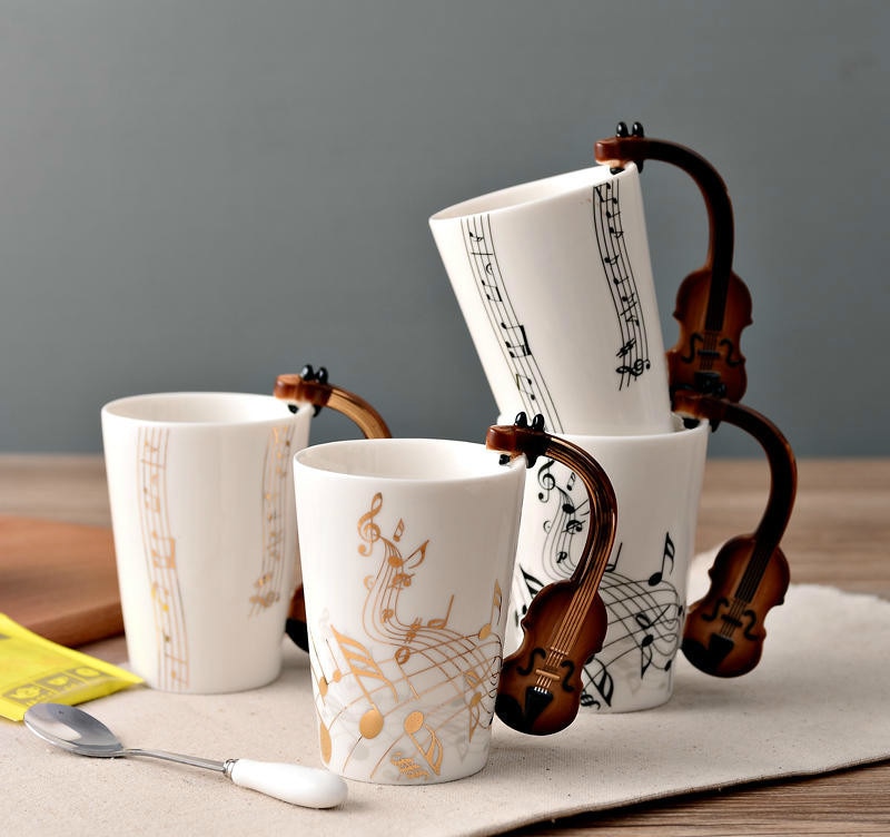 tazze di ceramica con chitarre