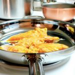 cottura in una padella di acciaio inossidabile