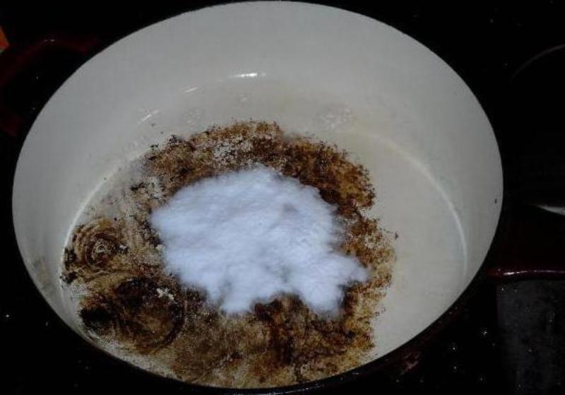 come pulire una padella dallo zucchero bruciato con la soda