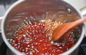 come pulire lo zucchero da una padella