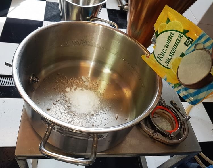 come pulire una padella con l'acido citrico