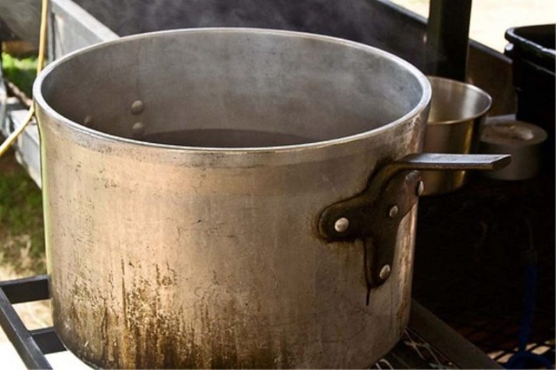depositi di carbonio sulla padella di alluminio