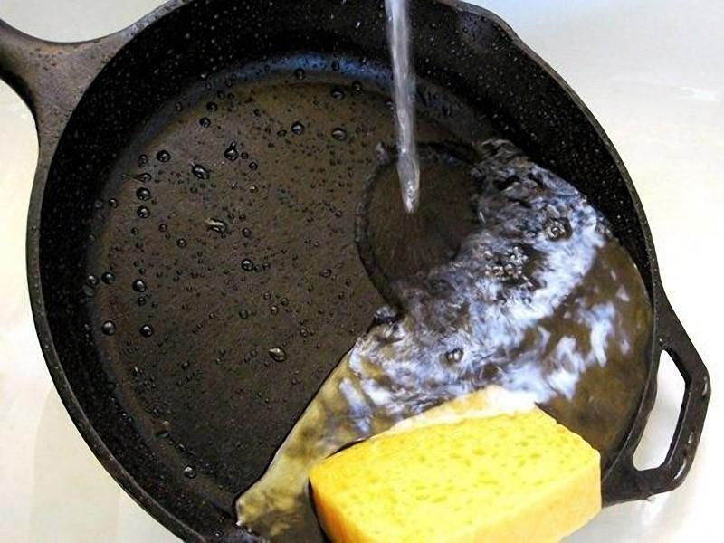 come lavare una padella in ghisa