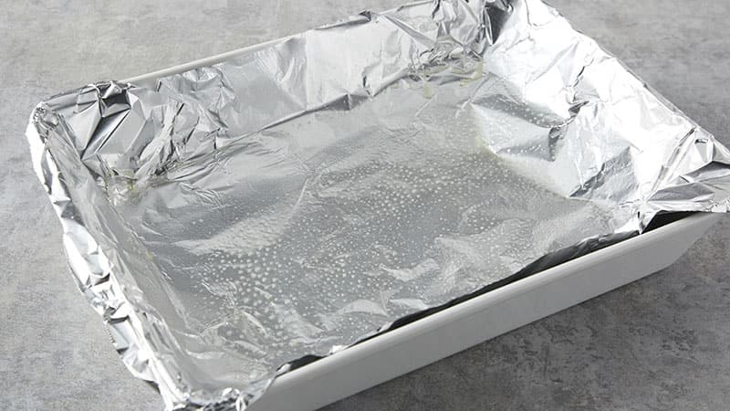 come posizionare correttamente la carta stagnola su una teglia da forno