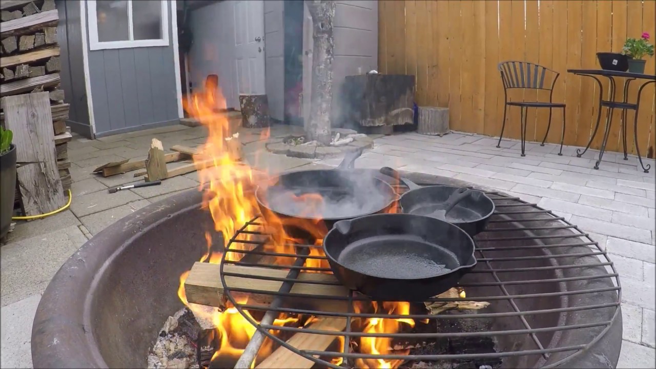 come condire una padella di ghisa su un fuoco aperto